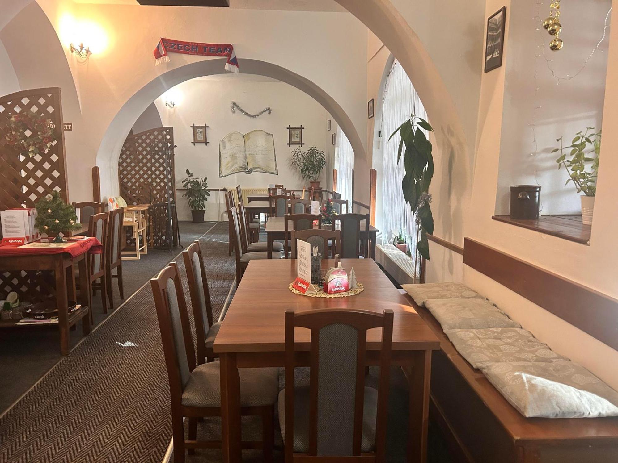 Restaurace A Penzion Podloubi Opocno Exterior photo